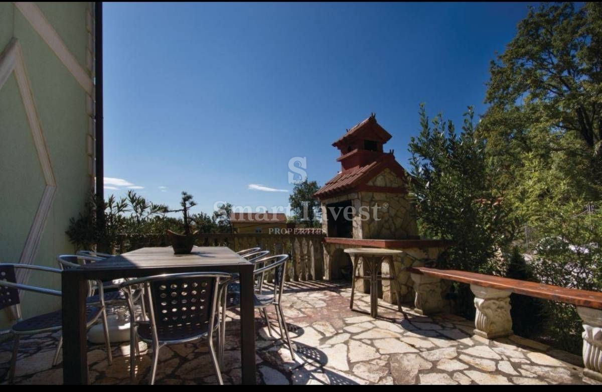 KASTAV, hiša z dvema stanovanjema in vrtom