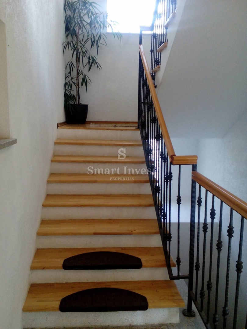 KASTAV, hiša z dvema stanovanjema in vrtom