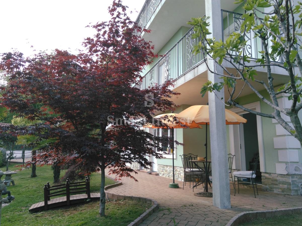 KASTAV, hiša z dvema stanovanjema in vrtom