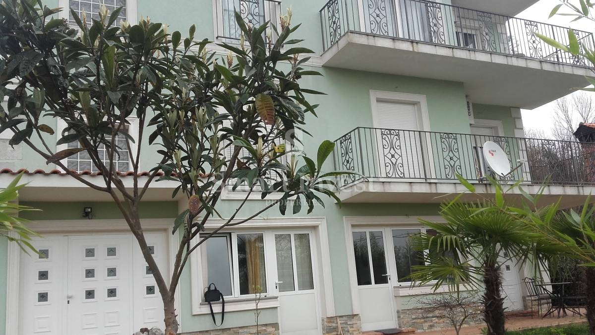 KASTAV, hiša z dvema stanovanjema in vrtom