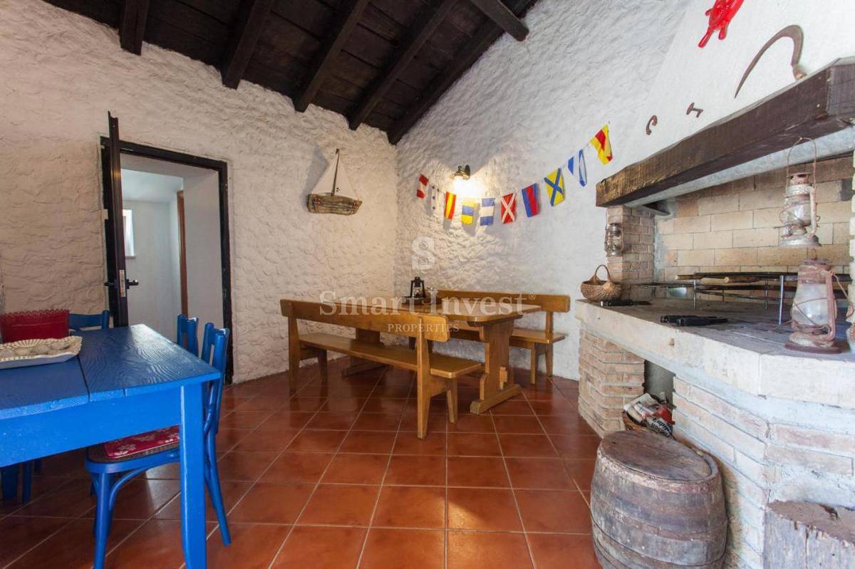 VELI BRGUD, prenovljena kamnita vila z bazenom