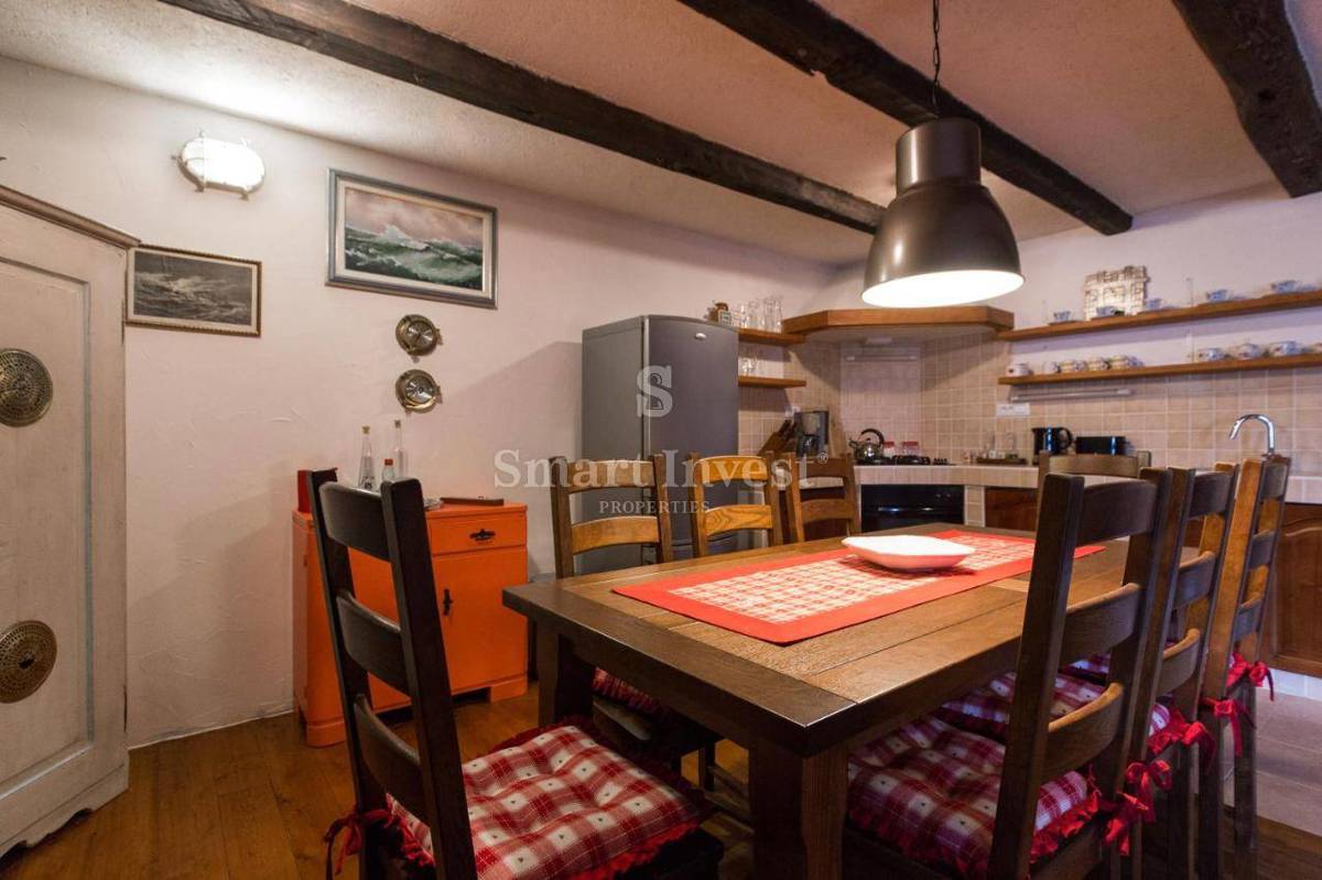 VELI BRGUD, prenovljena kamnita vila z bazenom