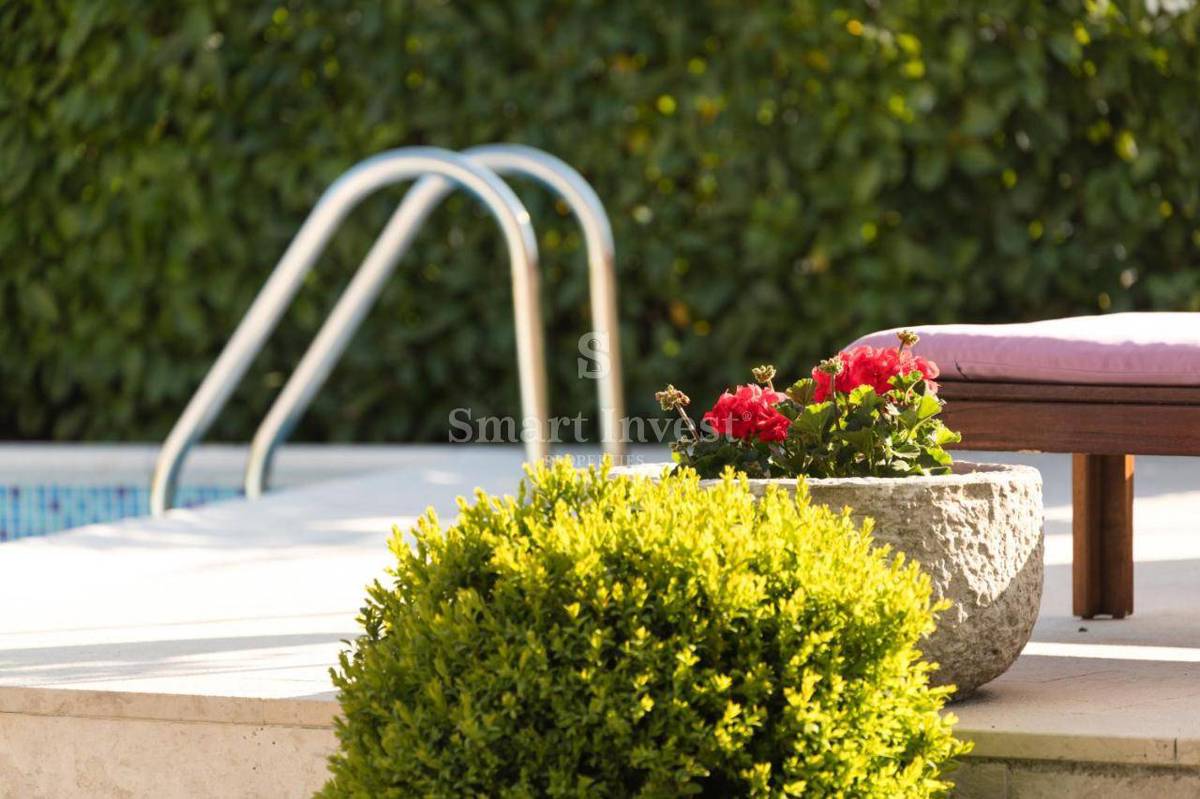 VELI BRGUD, prenovljena kamnita vila z bazenom