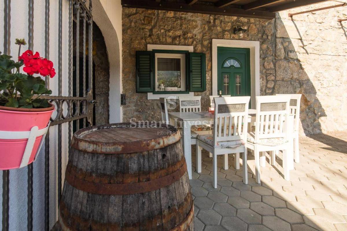 VELI BRGUD, prenovljena kamnita vila z bazenom