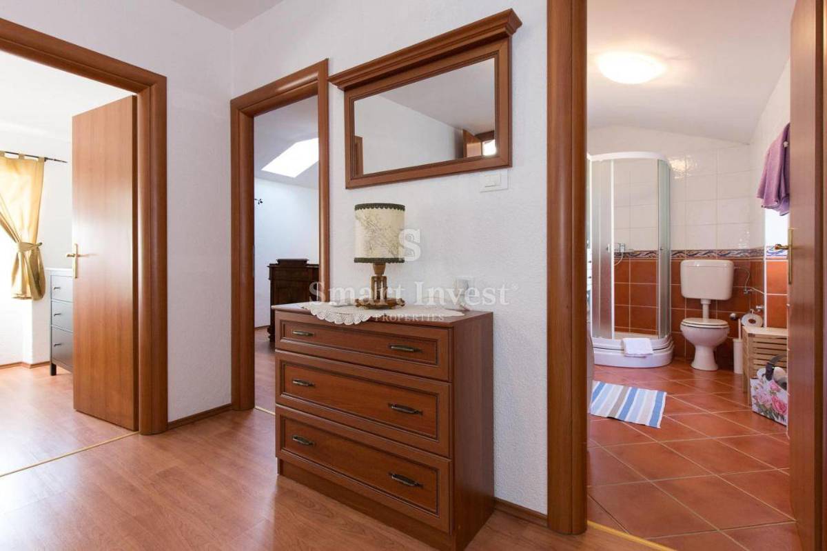 VELI BRGUD, prenovljena kamnita vila z bazenom