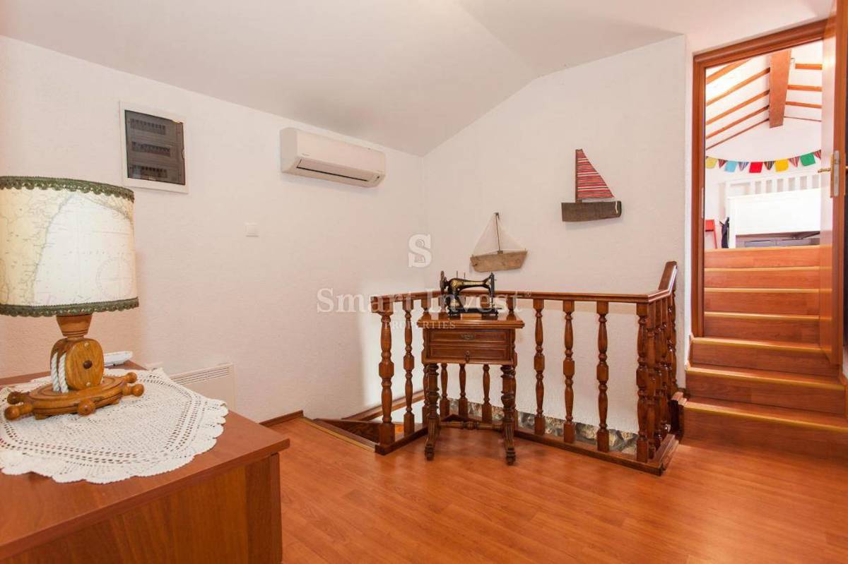 VELI BRGUD, prenovljena kamnita vila z bazenom