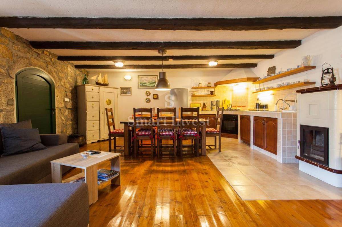 VELI BRGUD, prenovljena kamnita vila z bazenom