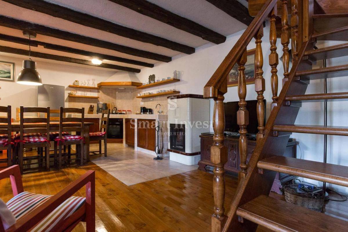 VELI BRGUD, prenovljena kamnita vila z bazenom