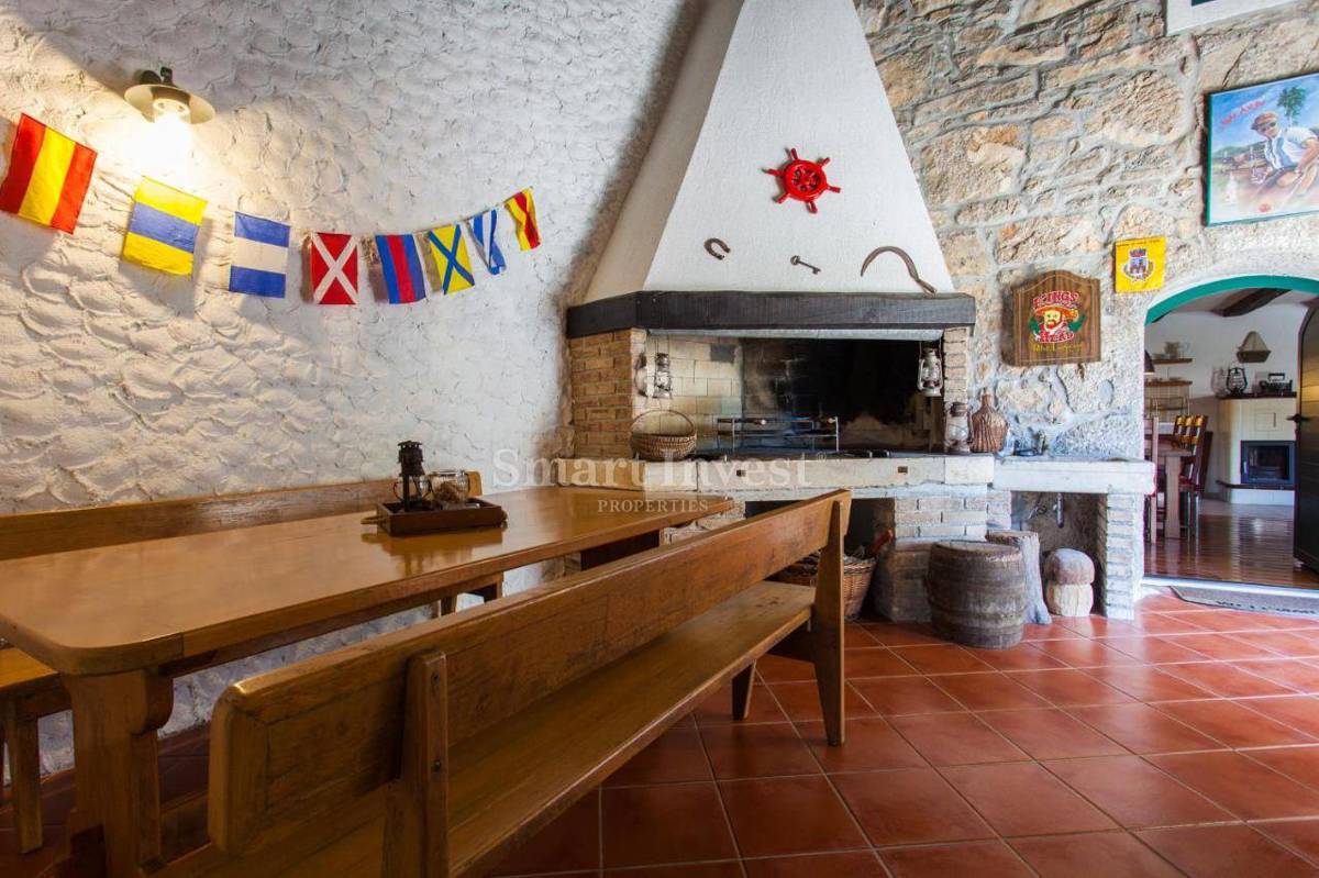 VELI BRGUD, prenovljena kamnita vila z bazenom