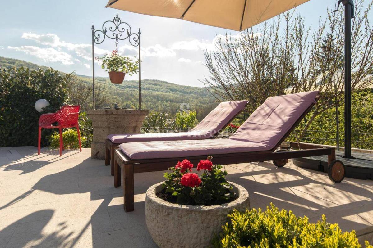 VELI BRGUD, prenovljena kamnita vila z bazenom