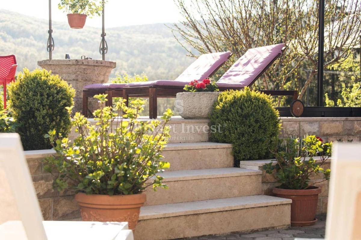 VELI BRGUD, prenovljena kamnita vila z bazenom