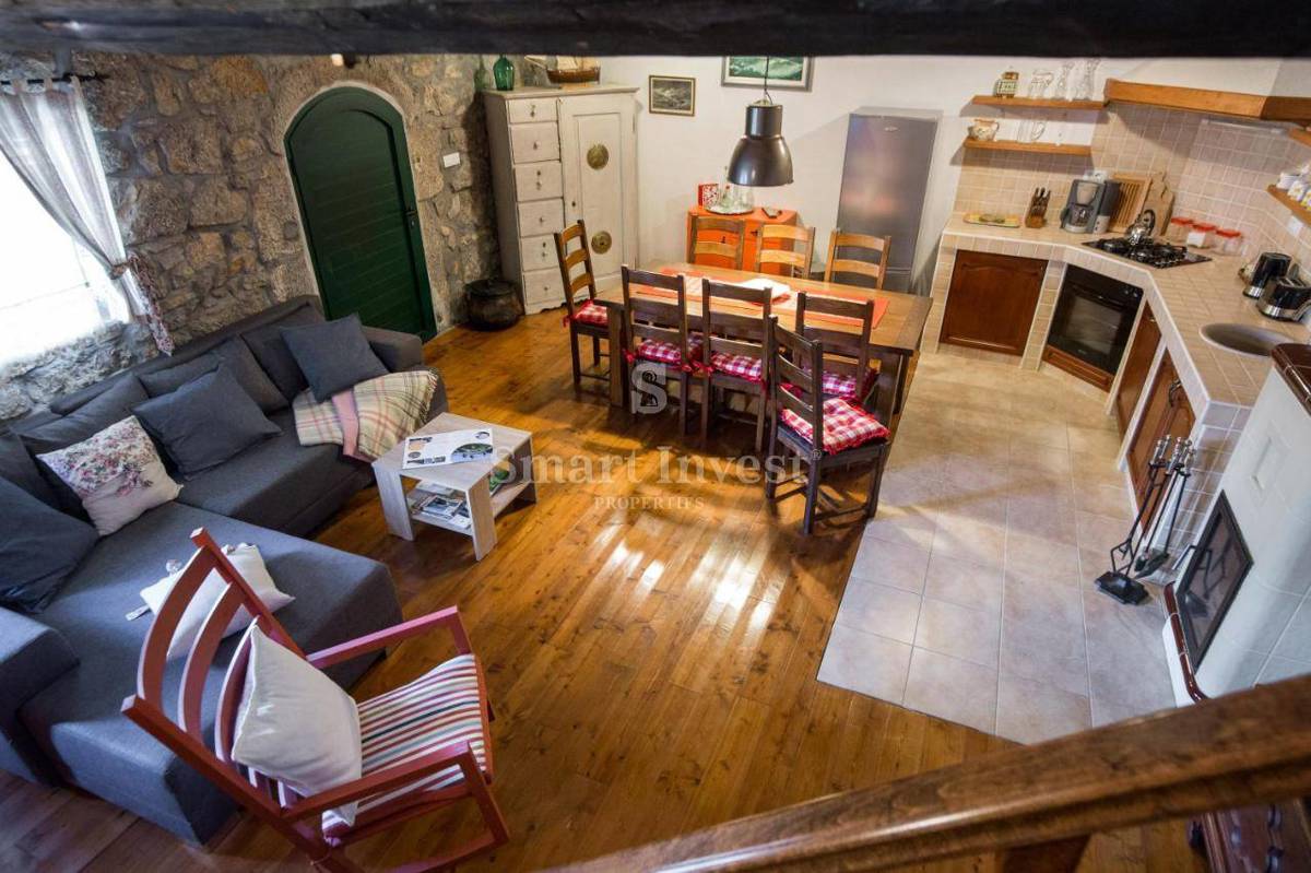 VELI BRGUD, prenovljena kamnita vila z bazenom