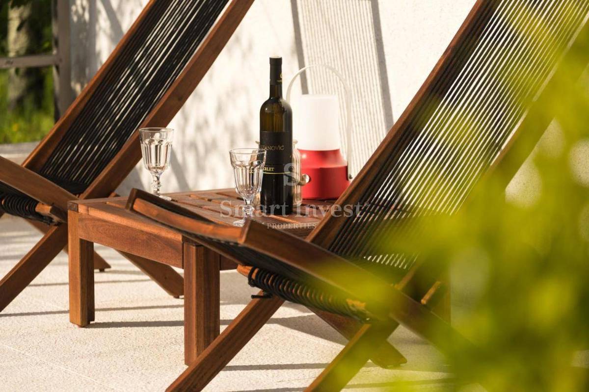 VELI BRGUD, prenovljena kamnita vila z bazenom