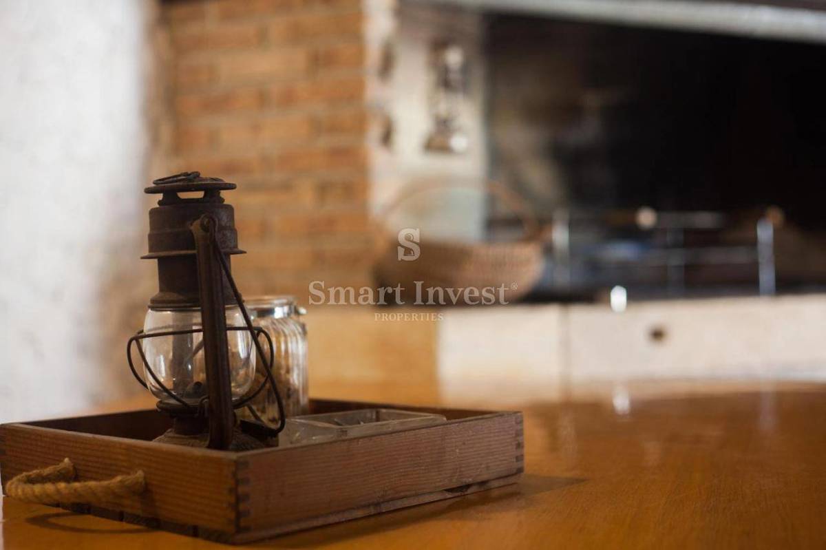 VELI BRGUD, prenovljena kamnita vila z bazenom