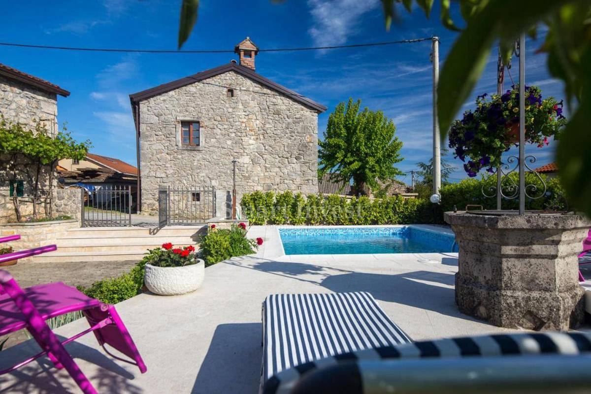 VELI BRGUD, prenovljena kamnita vila z bazenom