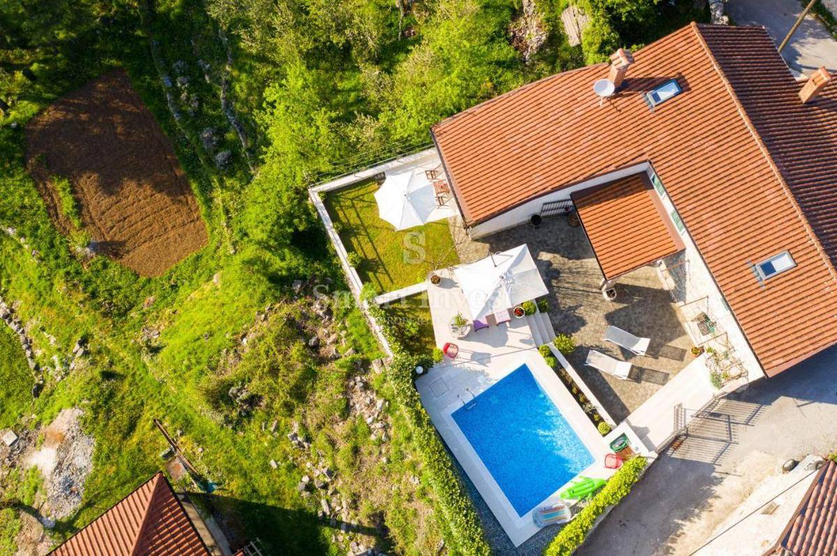 VELI BRGUD, prenovljena kamnita vila z bazenom