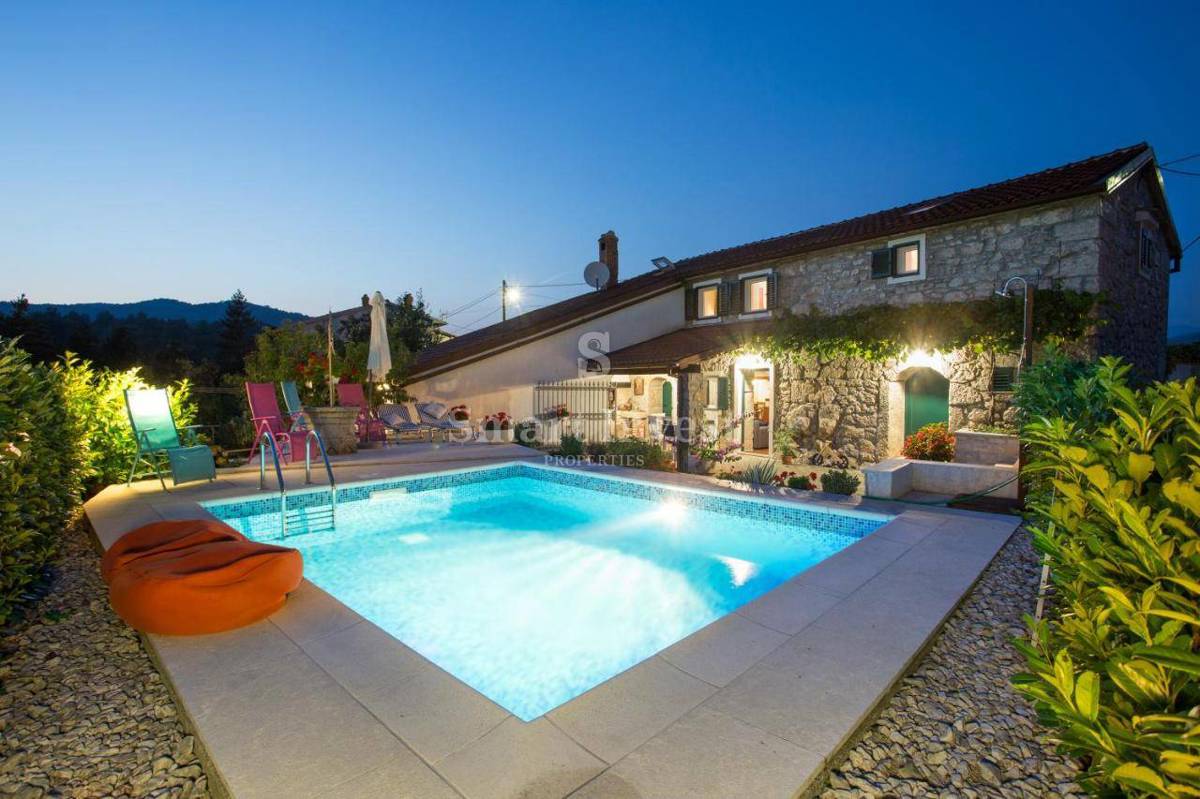 VELI BRGUD, prenovljena kamnita vila z bazenom