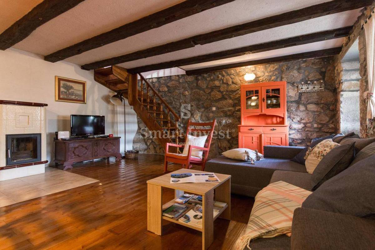 VELI BRGUD, prenovljena kamnita vila z bazenom