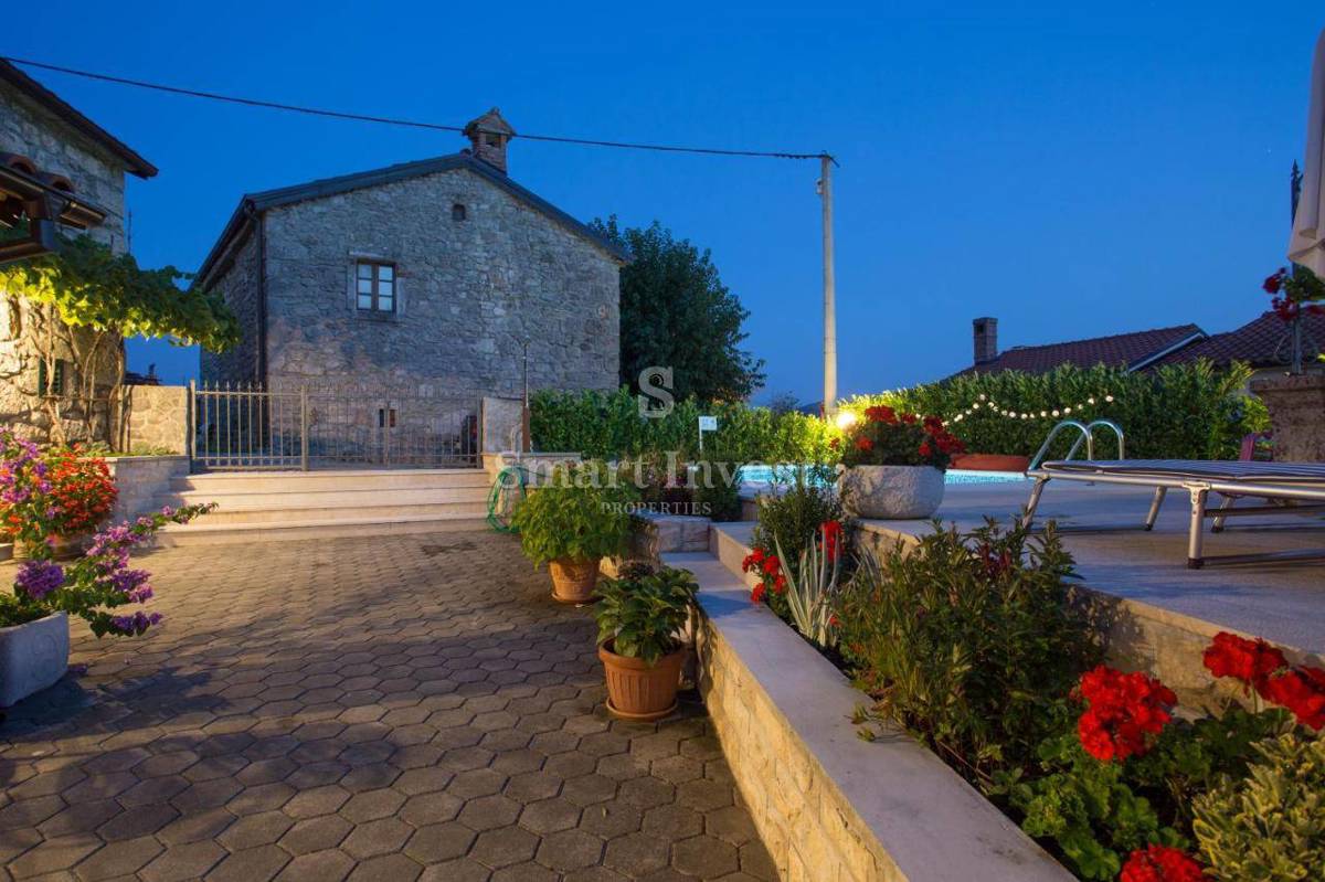 VELI BRGUD, prenovljena kamnita vila z bazenom