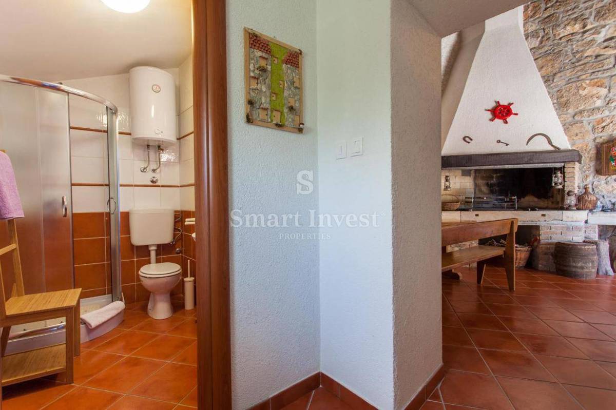 VELI BRGUD, prenovljena kamnita vila z bazenom