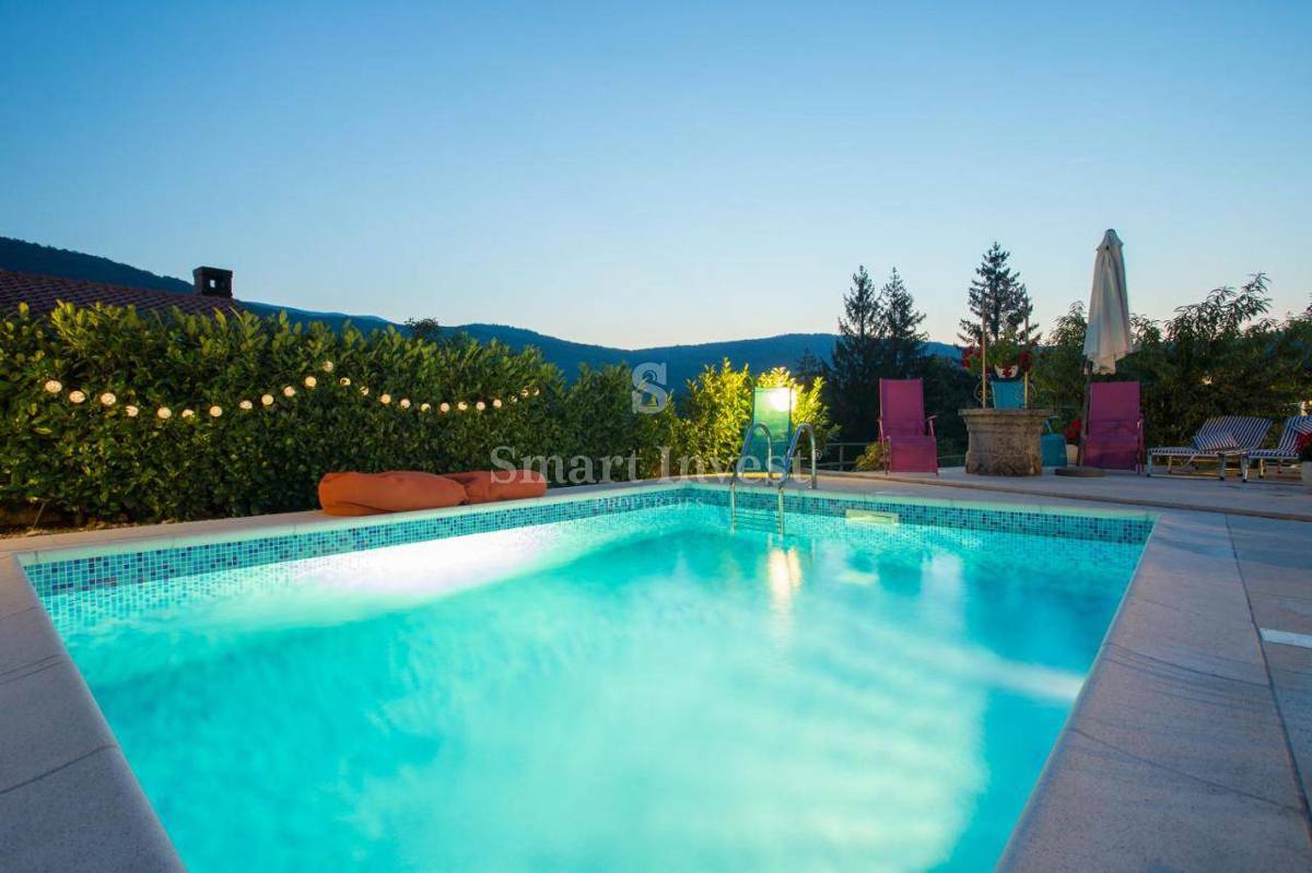 VELI BRGUD, prenovljena kamnita vila z bazenom