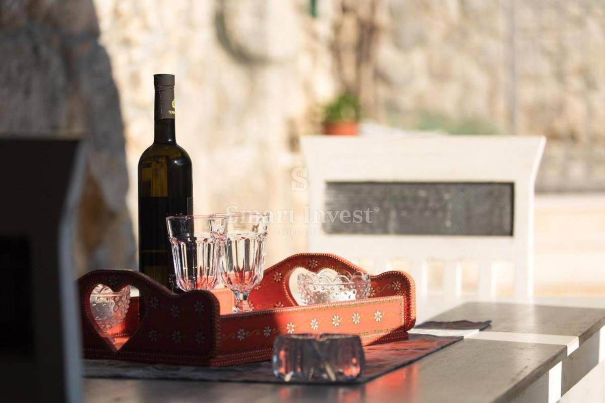 VELI BRGUD, prenovljena kamnita vila z bazenom