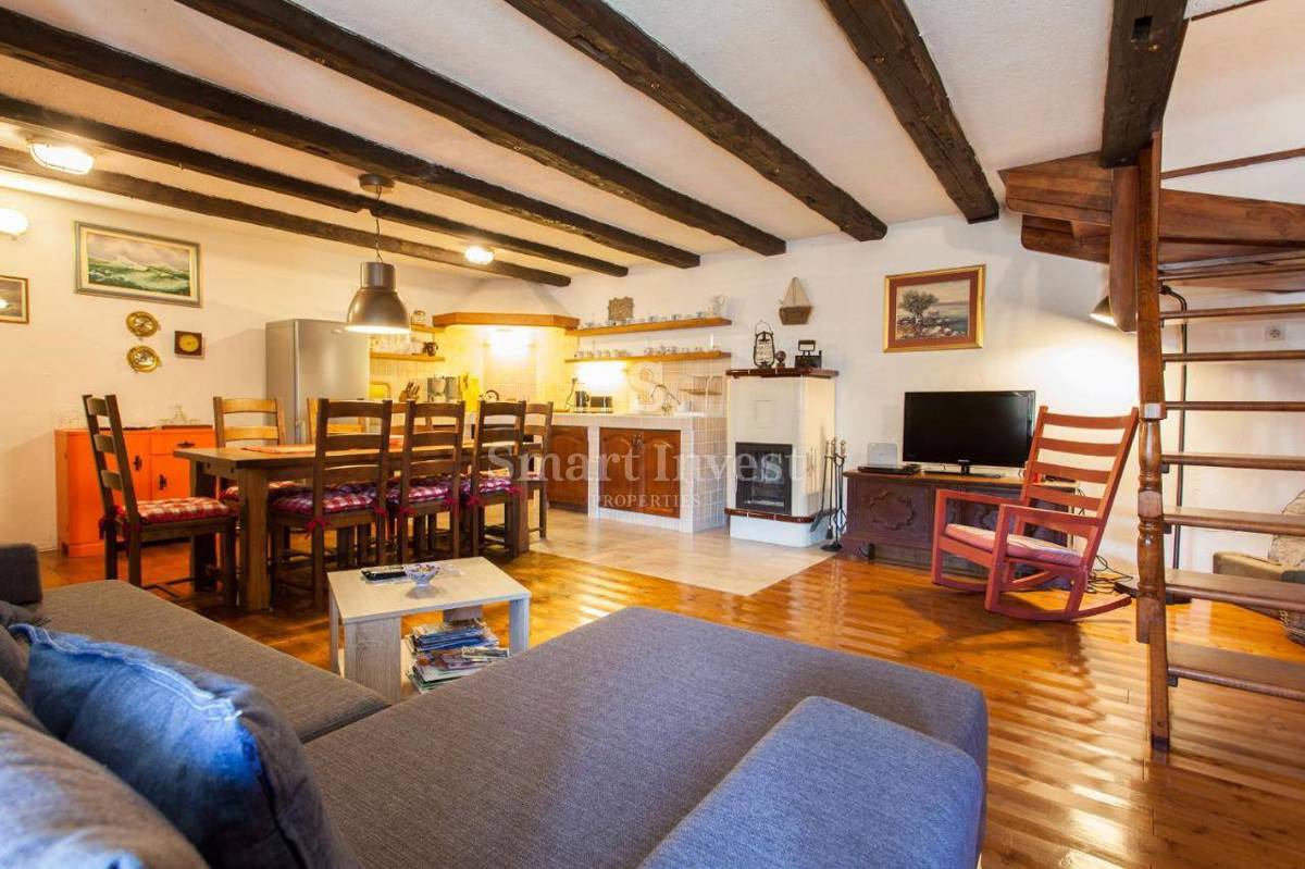 VELI BRGUD, prenovljena kamnita vila z bazenom