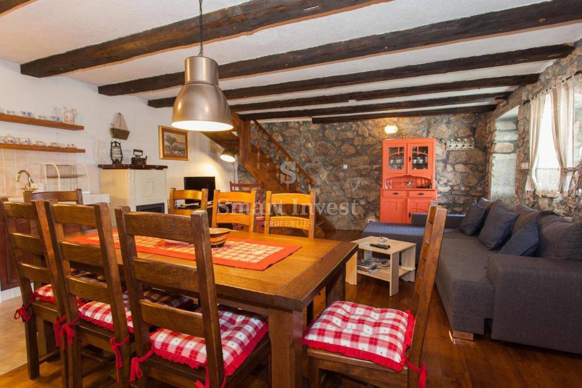 VELI BRGUD, prenovljena kamnita vila z bazenom