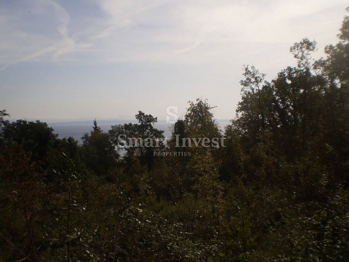 LOVRAN, Zazidljivo zemljišče 689 m2 s pogledom na morje, prodamo