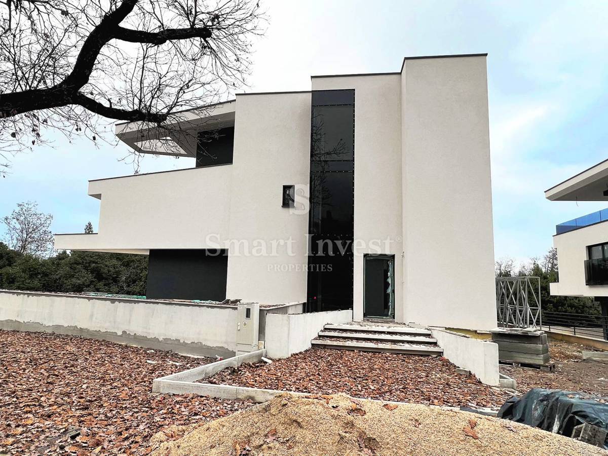 LOVRAN, Luxury 4-bedrooms villa with pool and garage, near the sea!