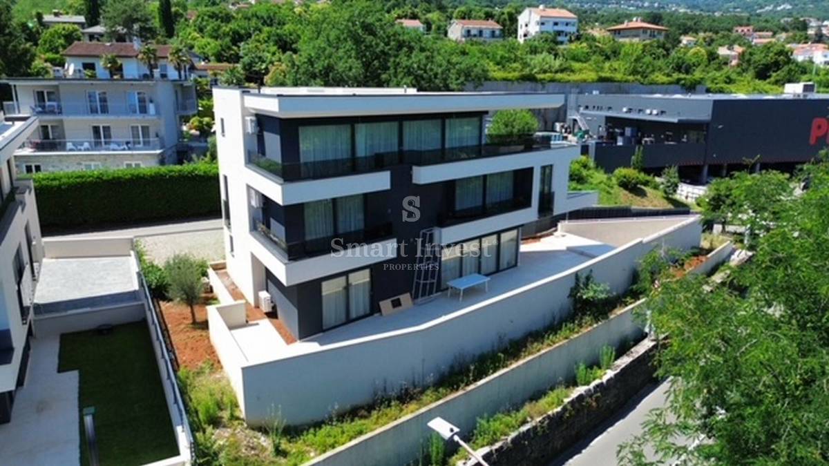 LOVRAN, Luxury 4-bedrooms villa with pool and garage, near the sea!