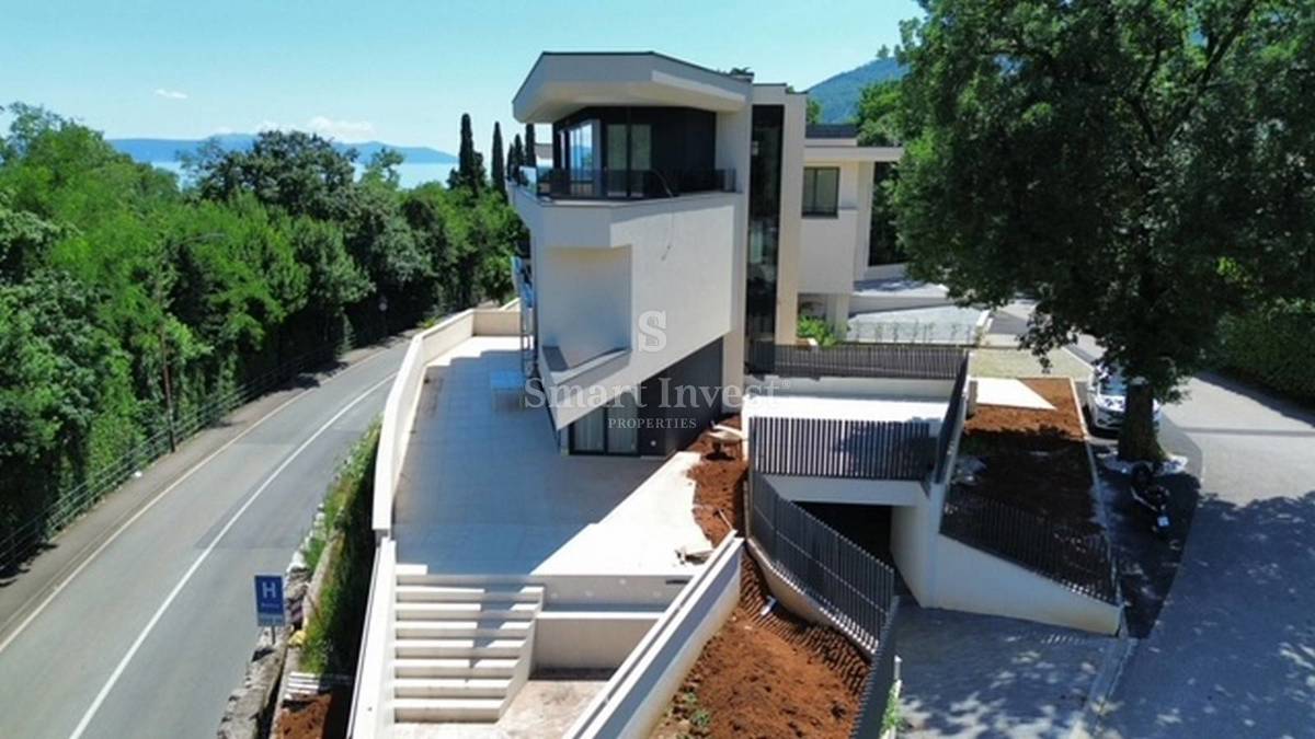 LOVRAN, Luxury 4-bedrooms villa with pool and garage, near the sea!