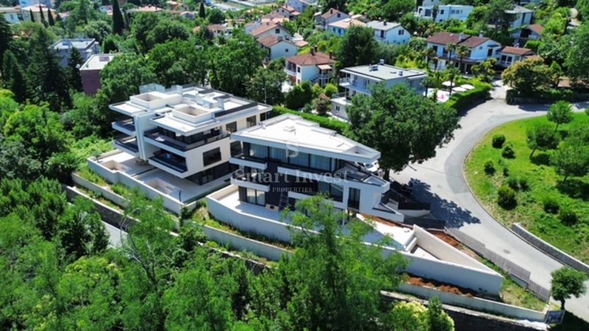 LOVRAN, Luxury 4-bedrooms villa with pool and garage, near the sea!