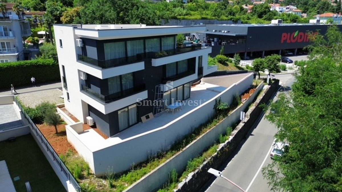 LOVRAN, Luxury 4-bedrooms villa with pool and garage, near the sea!