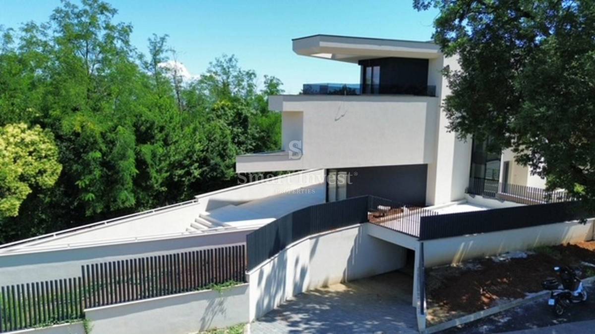 LOVRAN, Luxury 4-bedrooms villa with pool and garage, near the sea!