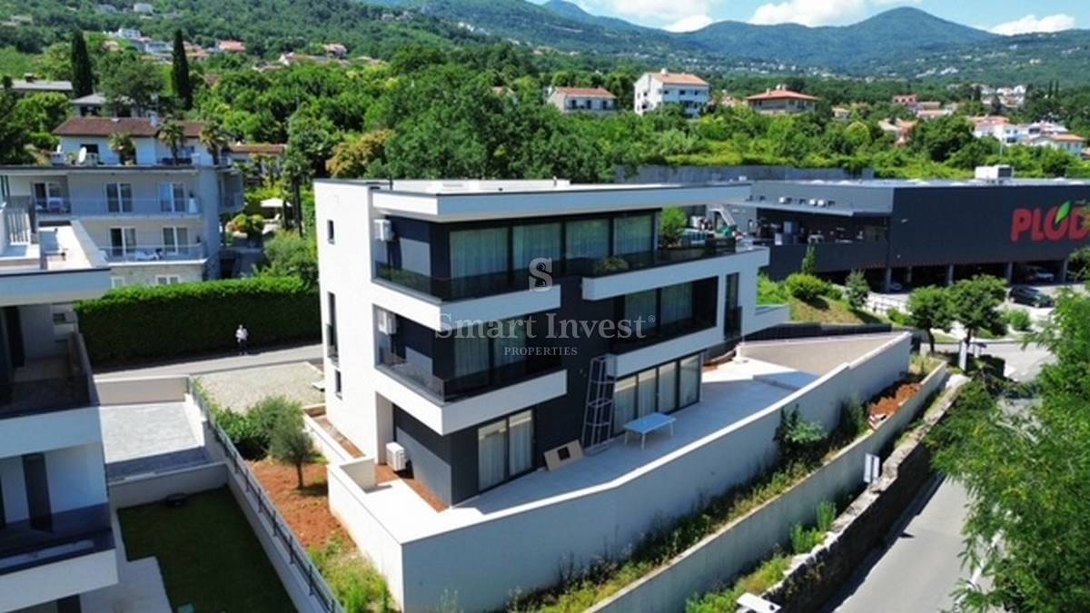 LOVRAN, Luxury 4-bedrooms villa with pool and garage, near the sea!