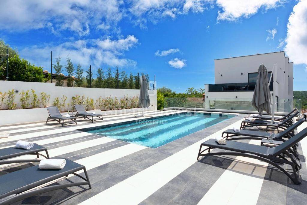 ISTRIA - VRSAR, Modern villa with sea view and tennis court