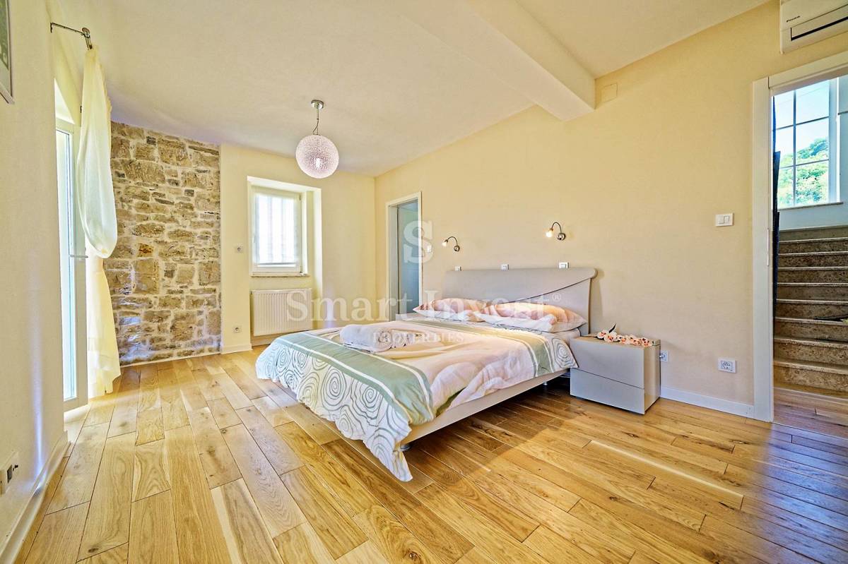 ISTRA, Samotna vila z bazenom in očarljivim pogledom na Motovun, prodamo
