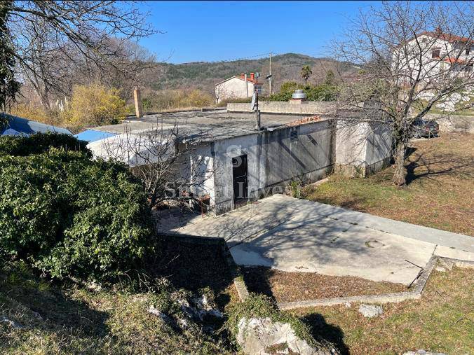 ISTRA - LUPOGLAV, Nedokončana vila z bazenom, prodamo