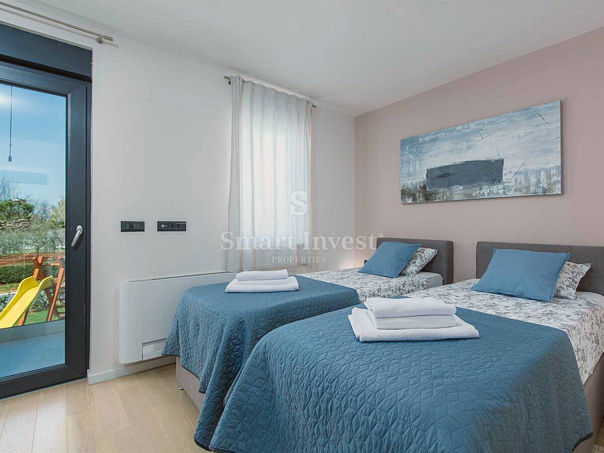 ISTRA - POREČ, moderna vila z ogrevanim bazenom in prostornim vrtom