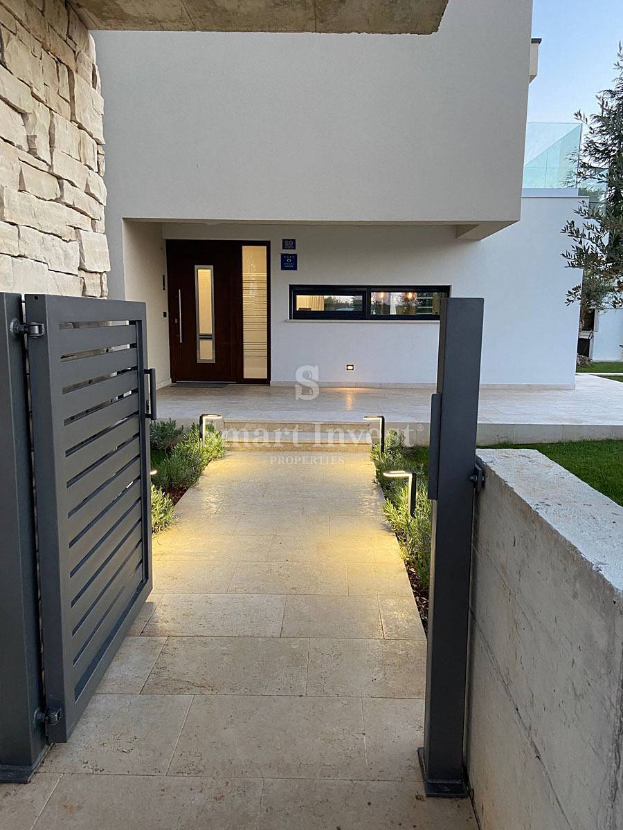 ISTRA - POREČ, moderna vila z ogrevanim bazenom in prostornim vrtom