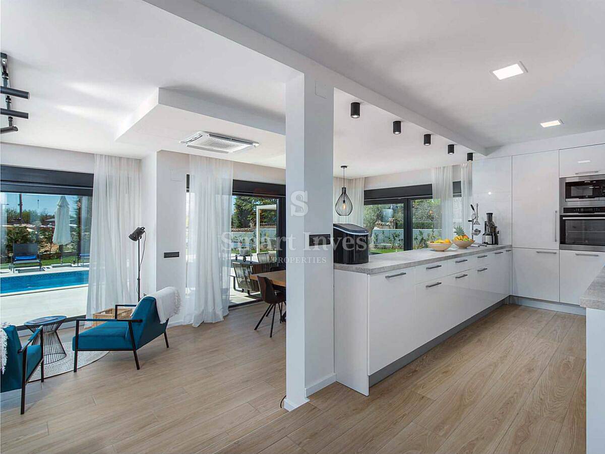 ISTRA - POREČ, moderna vila z ogrevanim bazenom in prostornim vrtom