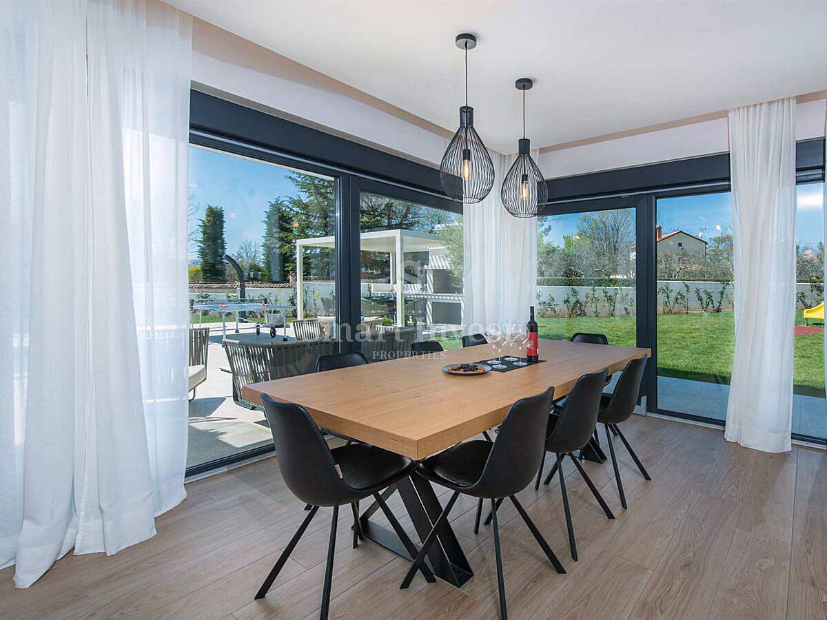 ISTRA - POREČ, moderna vila z ogrevanim bazenom in prostornim vrtom