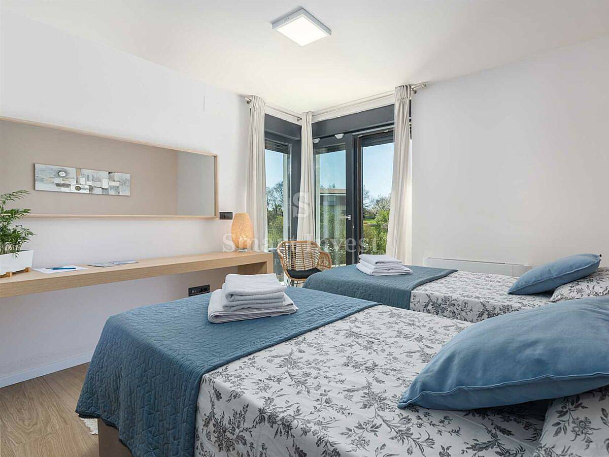 ISTRA - POREČ, moderna vila z ogrevanim bazenom in prostornim vrtom