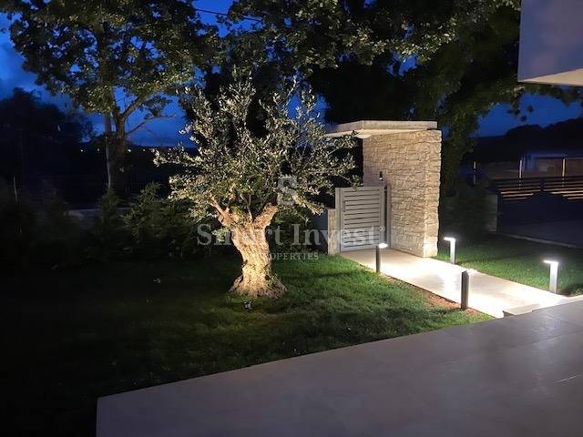 ISTRA - POREČ, moderna vila z ogrevanim bazenom in prostornim vrtom