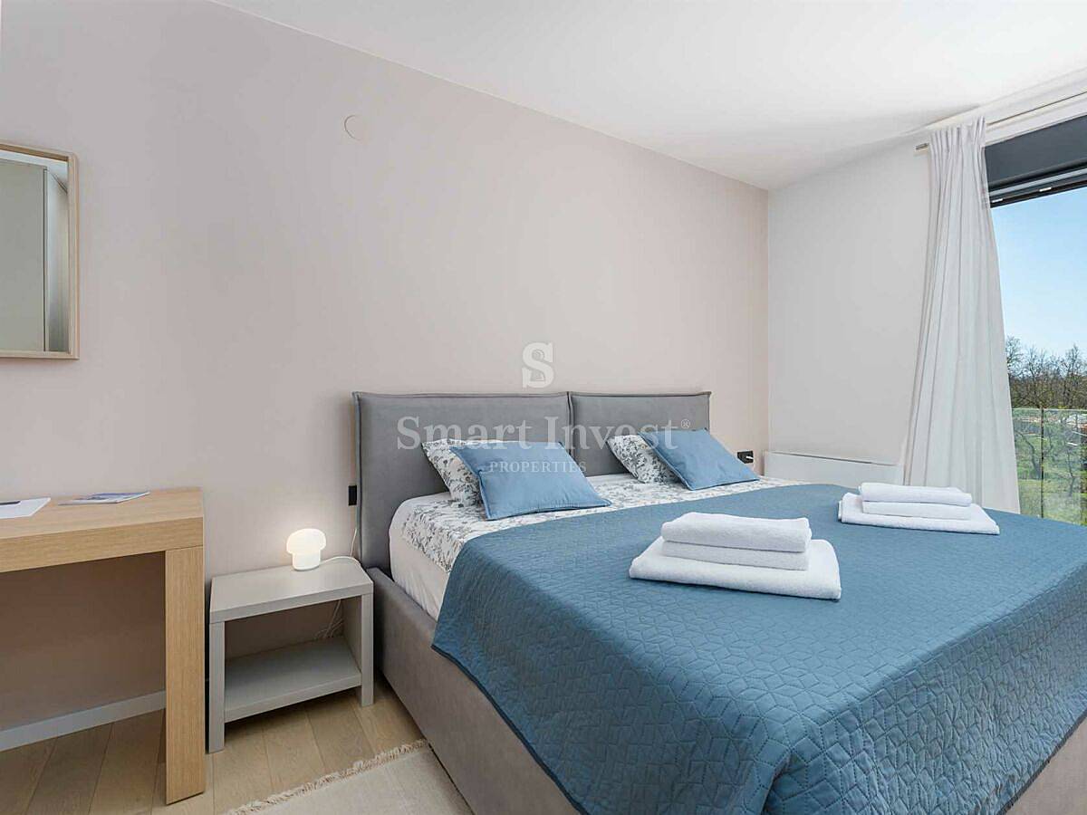 ISTRA - POREČ, moderna vila z ogrevanim bazenom in prostornim vrtom