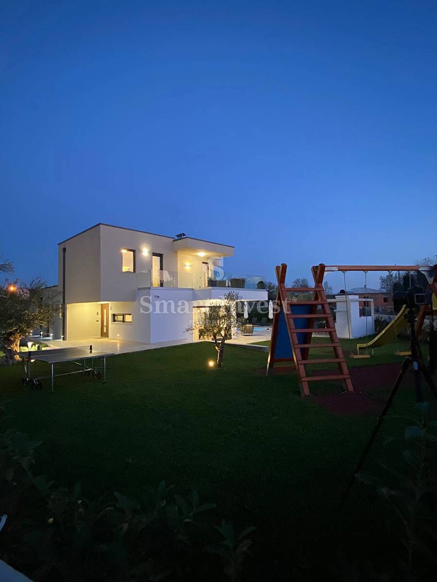 ISTRA - POREČ, moderna vila z ogrevanim bazenom in prostornim vrtom
