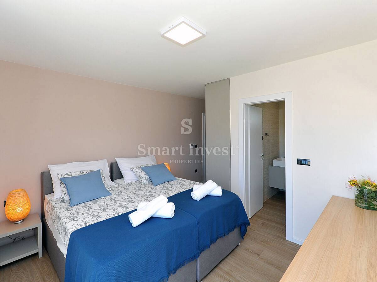 ISTRA - POREČ, moderna vila z ogrevanim bazenom in prostornim vrtom