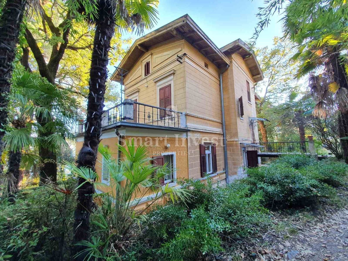 OPATIJA, Stanovanje 244 m2 v avstro-ogrski vili, druga linija do morja
