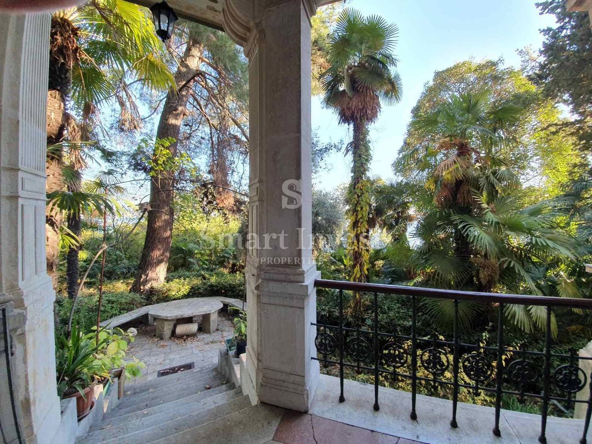 OPATIJA, Stanovanje 244 m2 v avstro-ogrski vili, druga linija do morja